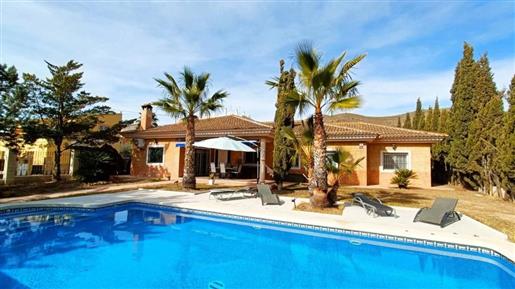 Magnífica villa de 5 dormitorios con piscina en Hondón de los Frailes
