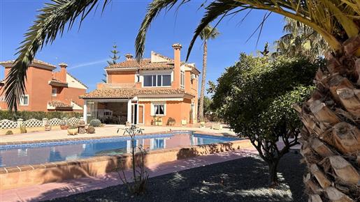 Charmante Villa eingebettet in der begehrten Wohngegend von La Montanosa