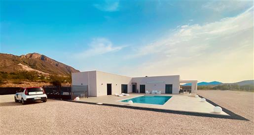Villa luxueuse avec vues imprenables a vendre à Macisvenda