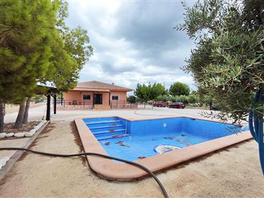 Belle villa avec piscine à Abanilla avec des vues spectaculaires.