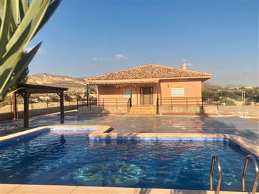 Belle villa avec piscine à Abanilla avec des vues spectaculaires.
