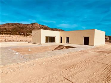 Chalet de nueva construcción con gran garaje y piscina en Barinas