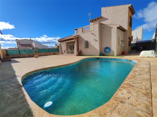 Huis met drie slaapkamers en zwembad in uitstekende staat in Las Kalendas