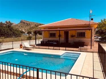 Preciosa villa con piscina privada y extraordinarias vistas en Fortuna