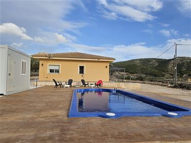 Bonita villa de cuatro dormitorios con piscina en venta cerca de Fortuna
