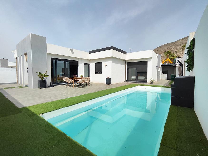 Prachtig modern huis met 4 slaapkamers en zwembad in Las Kalendas