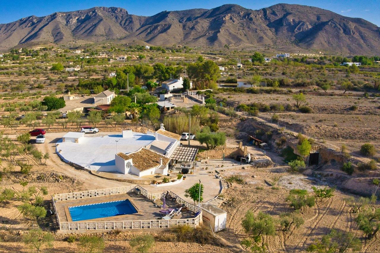 Excepcional casa cueva de 241m² junto a Hondón de las Nieves