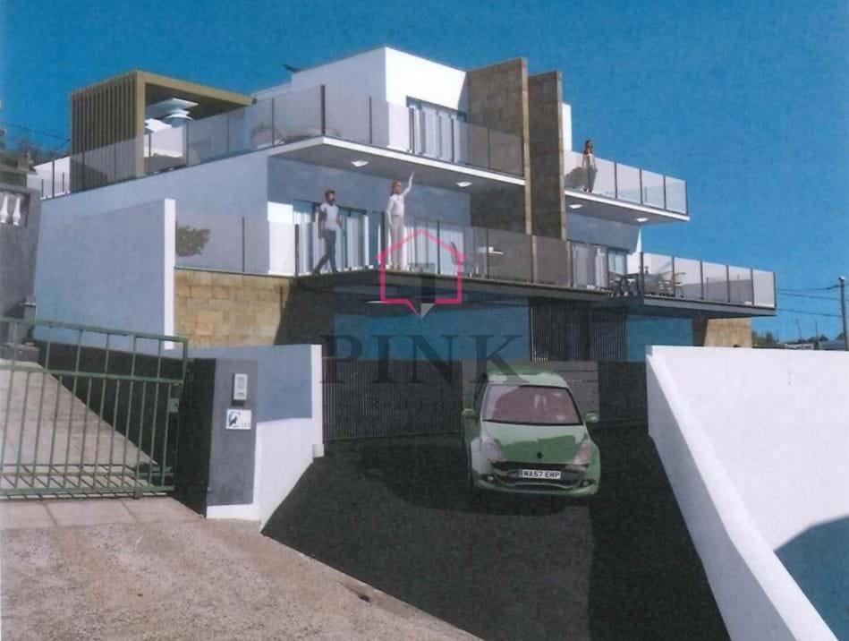 Moradia Geminada com Vista Mar - T3 no Funchal