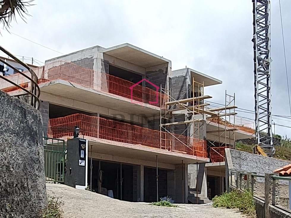 Moradia Geminada com Vista Mar - T3 no Funchal