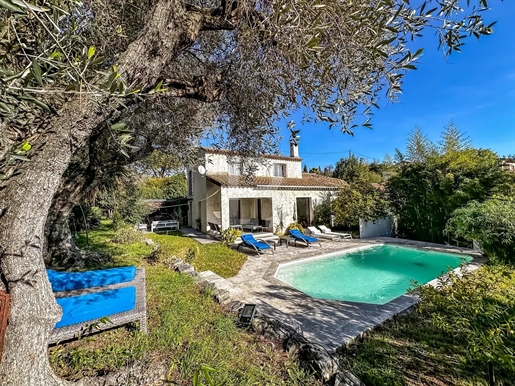 For sale in Mougins, 4-bedroom villa with swimming pool in a quiet location