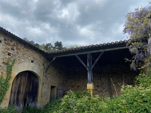 Altes Bauernhaus aus Stein mit vielen Nebengebäuden und einer Quelle auf einem Grundstück