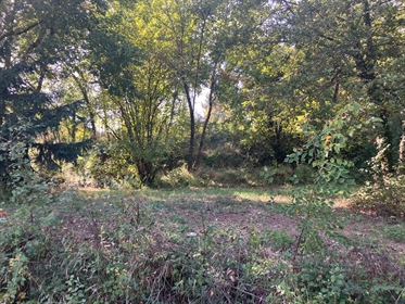 Wooded building plot of 1802 m2.