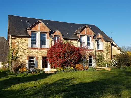 At the gates of Sologne, 8 minutes from Aubigny-sur Nère, property on a 1.8 hectare wooded park