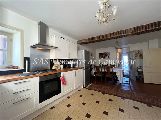In the heart of Sancerre, authentic 19th century house with terrace, courtyard and outbuildings.