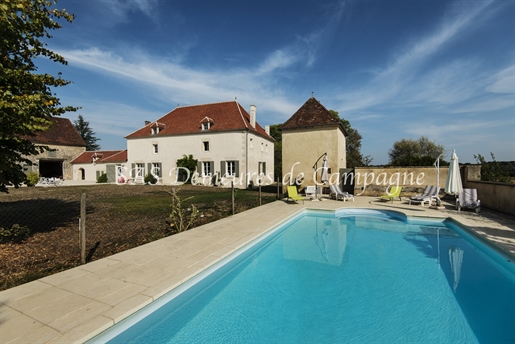 Beautiful volumes for this late 18th century family home on 8000m2 of parkland, with swimming pool a