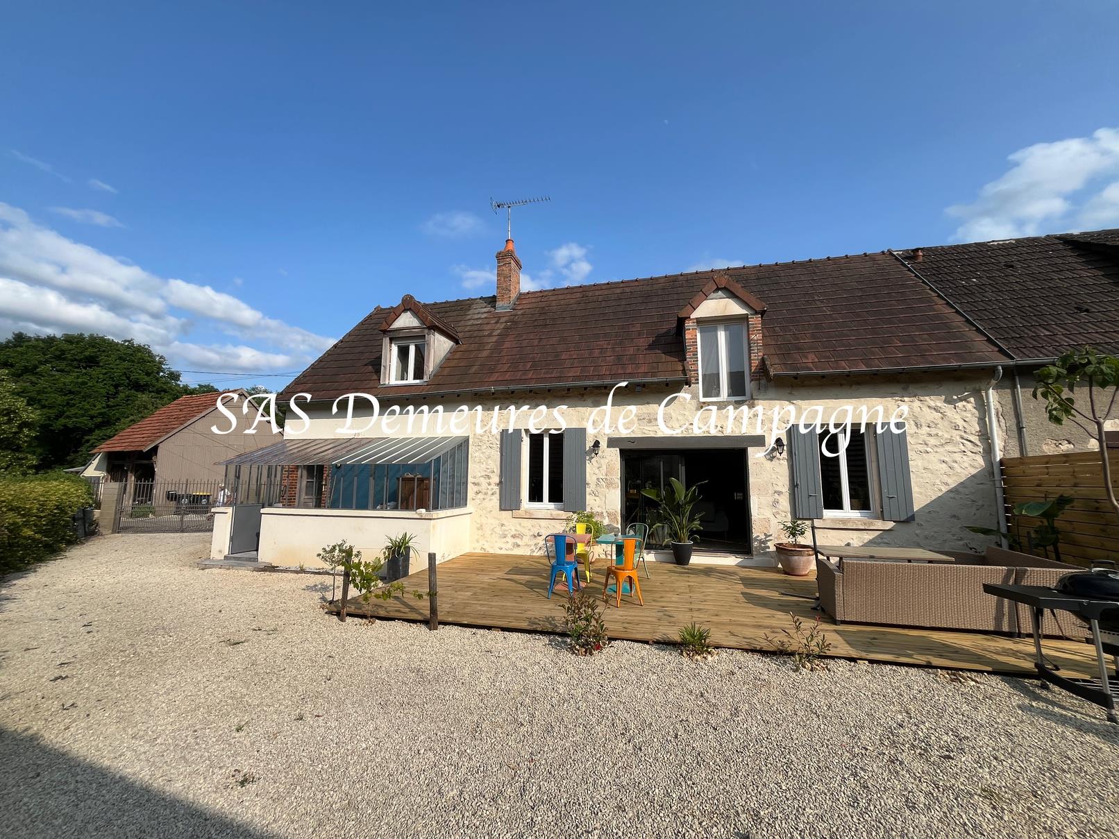 A 7km du centre de Cosne sur Loire, ancien corps de ferme avec dépendances sur terrain de près de 3h
