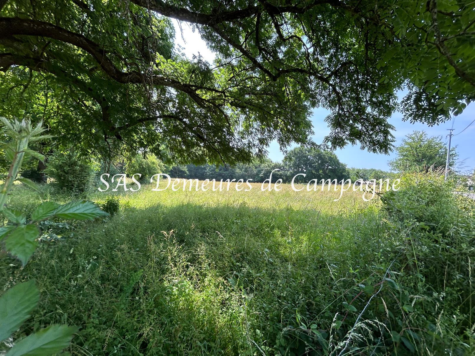 A 7km du centre de Cosne sur Loire, ancien corps de ferme avec dépendances sur terrain de près de 3h