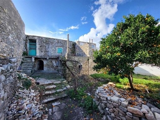 Traditionelles Dorfhaus zur Renovierung in Argyroupoli