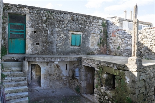 Maison de village traditionnelle à rénover à Argyroupoli