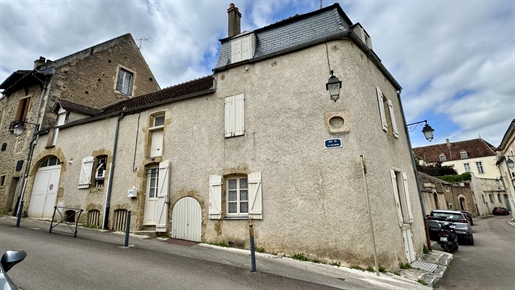 Historic town centre house in Avallon with garage