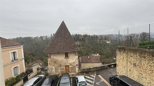 Historic town centre house in Avallon with garage
