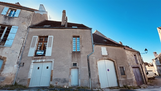 Ensemble immobilier au coeur de Vézelay relié par une cour intérieure 399 000 € F.A.I.