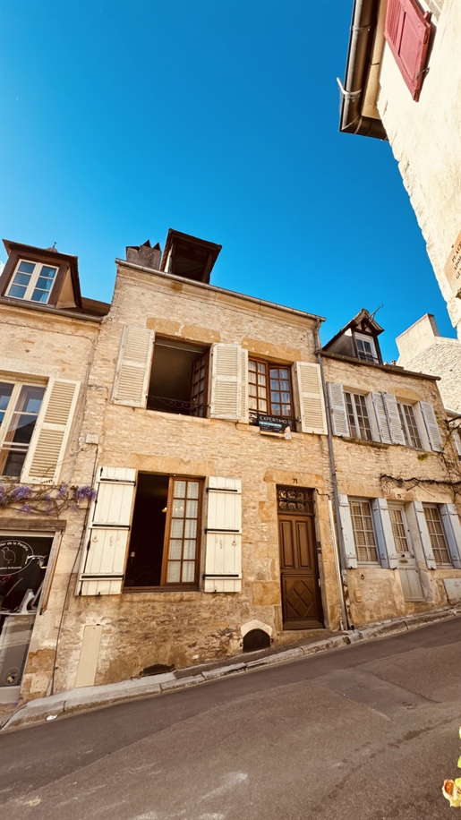 Real estate complex in the heart of Vézelay linked by an interior courtyard €416,001.