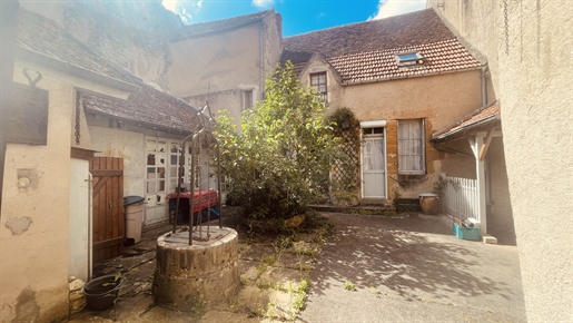 Ensemble immobilier au coeur de Vézelay relié par une cour intérieure 399 000 € F.A.I.