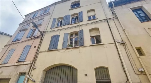In Perpignan, building 3 spacious apartments and a garage totally rented a bargain.