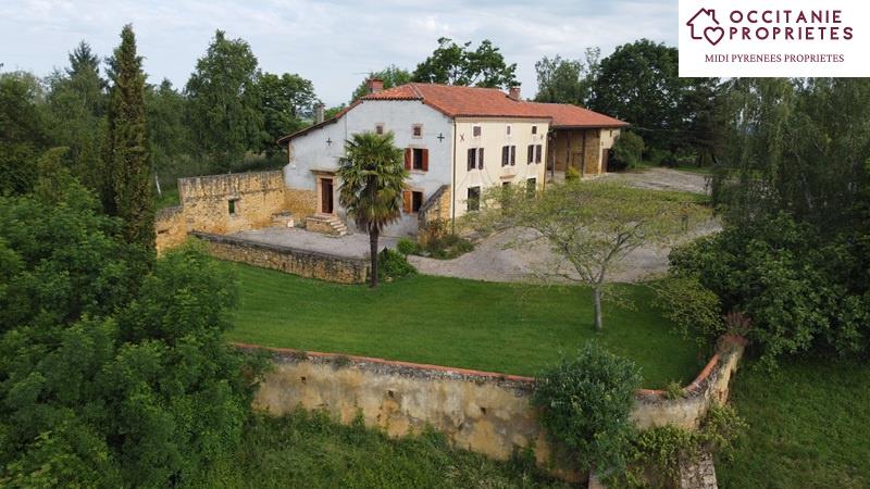 Traditional farmhouse with outbuildings and 18 hectares, overlooking the Pyrenees