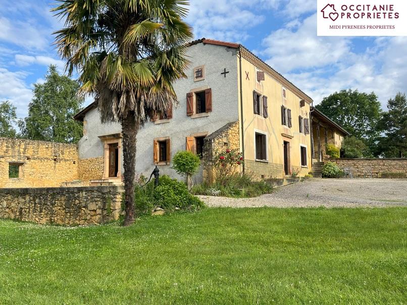 Traditional farmhouse with outbuildings and 18 hectares, overlooking the Pyrenees