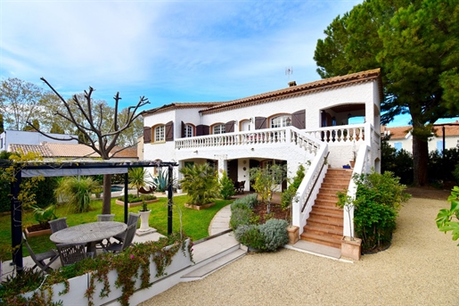 Villa van 162 m² met zwembad en garage in het centrum van Pézenas