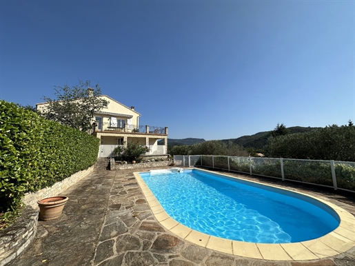 Villa met uitzicht, zwembad en gemakkelijk te onderhouden tuin