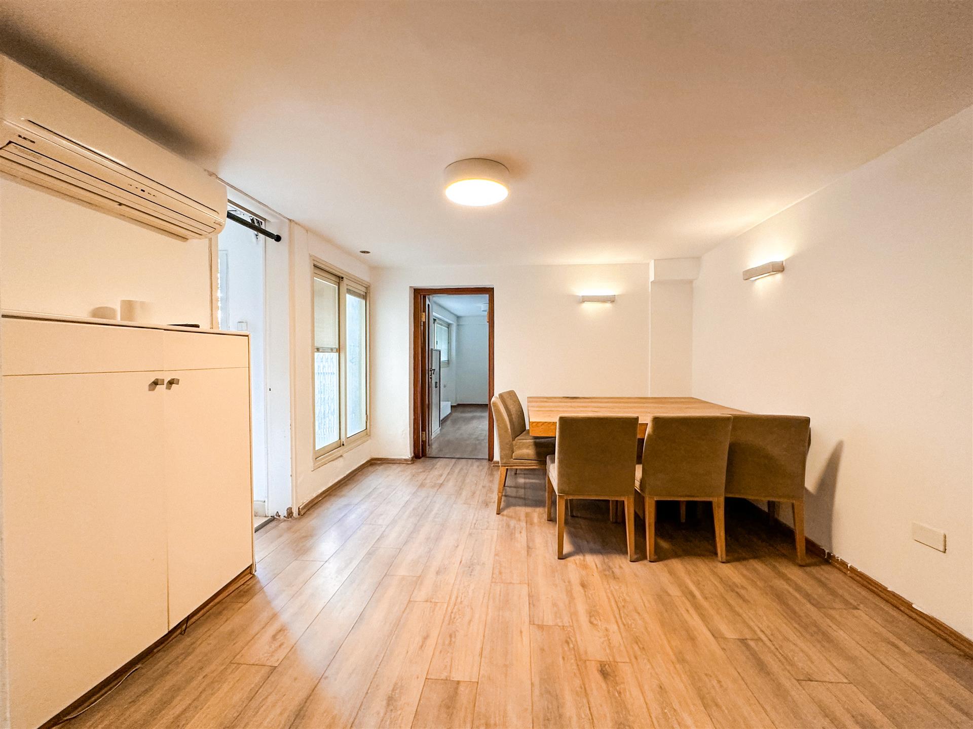 Spacious 4-Room Apartment for Sale on Amsterdam Street!