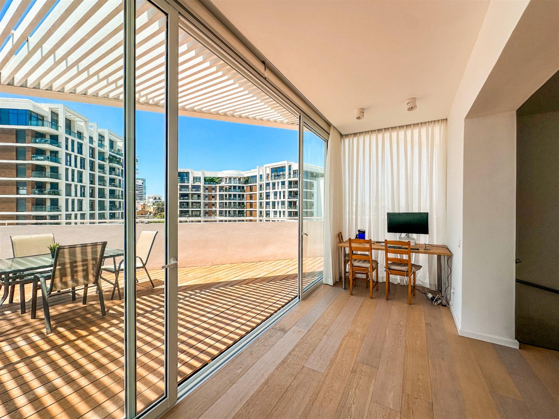 King George 8, Duplex Penthouse