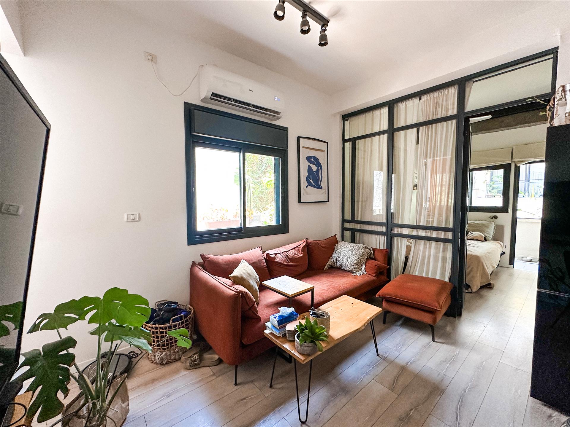 Charming 2-Room Apartment on George Eliot Street – 3rd Floor Walk-Up