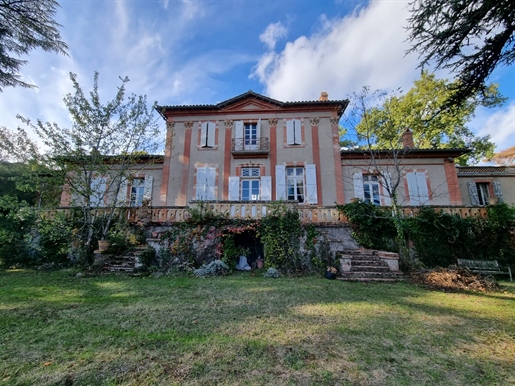 Chateau to renovate with outbuildings on 38 ha of land - Proch
