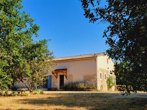 Isolated farmhouse, near Uzès, on 10 ha of land and truffle oaks