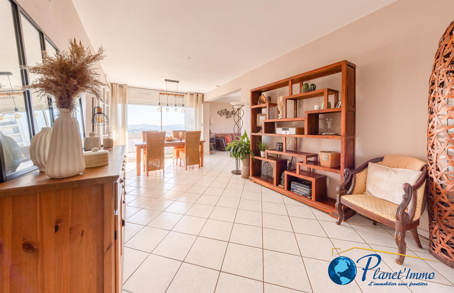 Appartement T5 de 103 m2 habitables avec deux balcons, un garage et une cave.