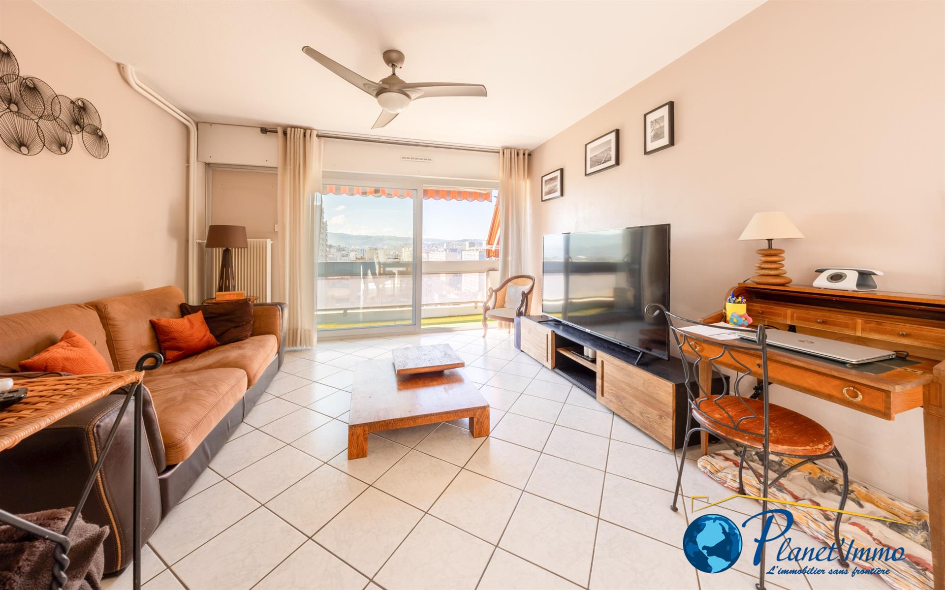 Appartement T5 de 103 m2 habitables avec deux balcons, un garage et une cave.