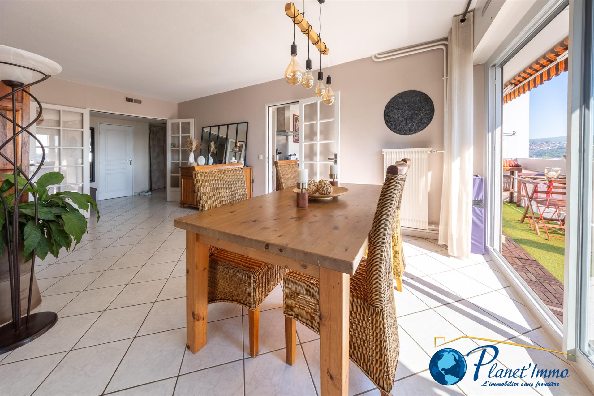 Appartement T5 de 103 m2 habitables avec deux balcons, un garage et une cave.
