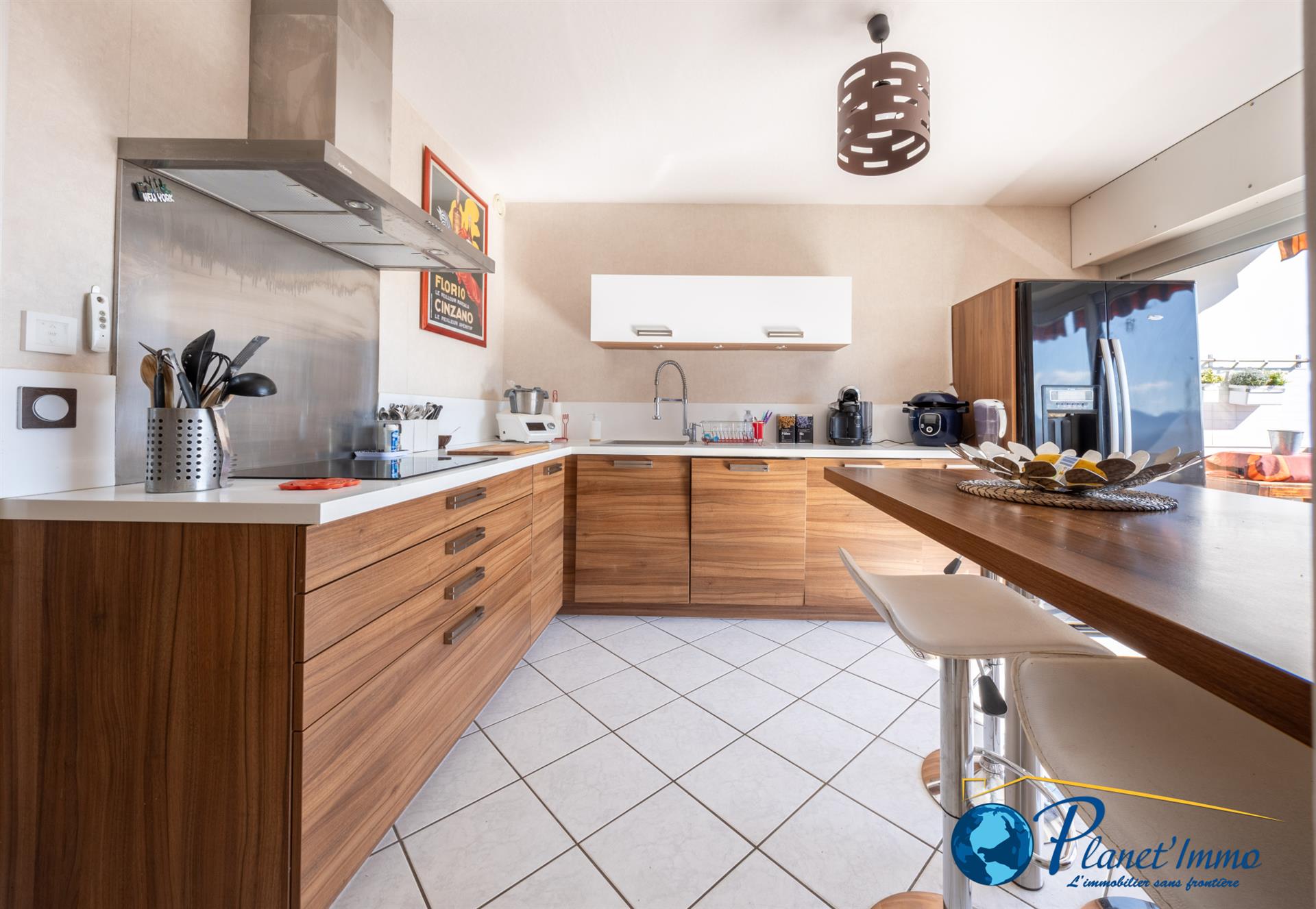Appartement T5 de 103 m2 habitables avec deux balcons, un garage et une cave.