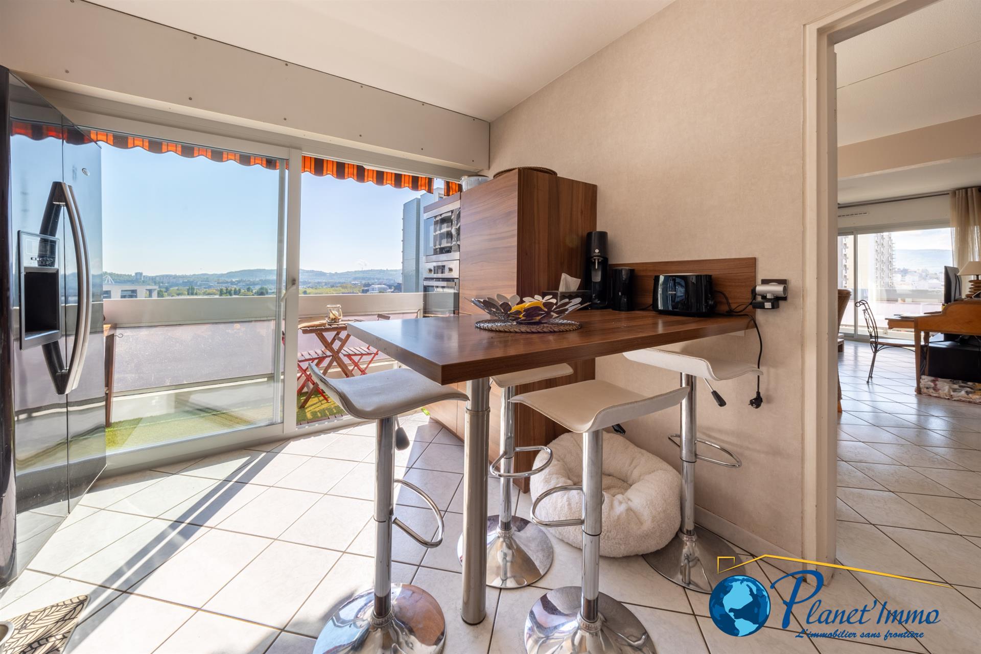Appartement T5 de 103 m2 habitables avec deux balcons, un garage et une cave.