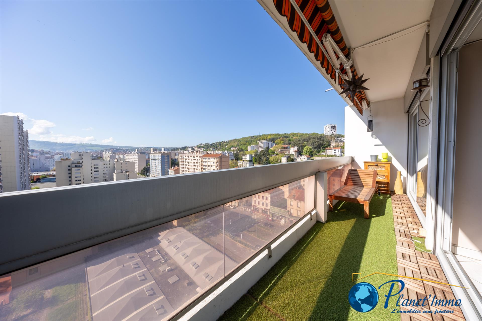 Appartement T5 de 103 m2 habitables avec deux balcons, un garage et une cave.
