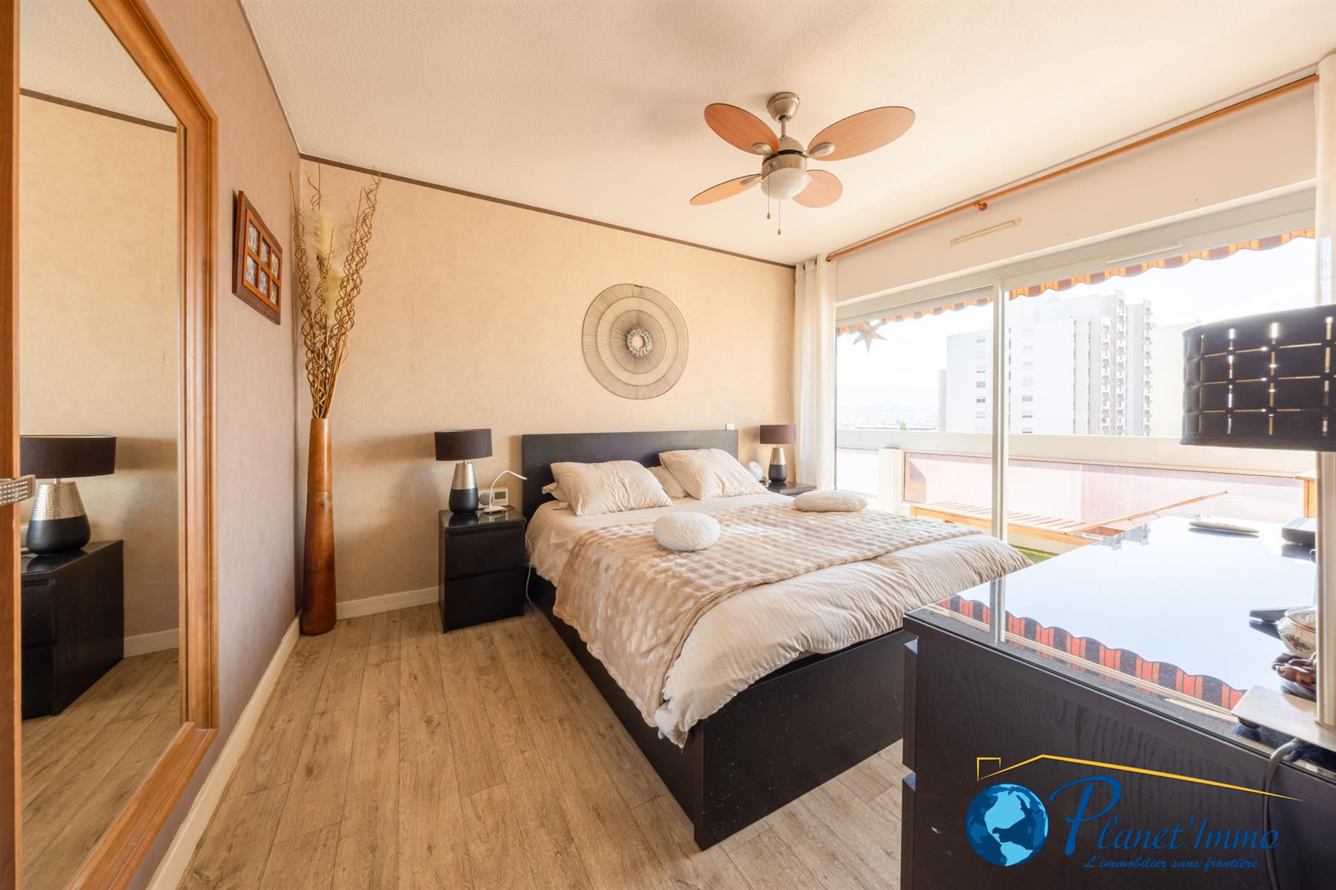 Appartement T5 de 103 m2 habitables avec deux balcons, un garage et une cave.