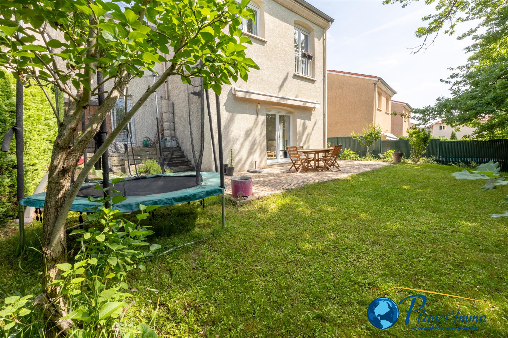 Maison de 120 m2 avec garage et terrain de 412m2.