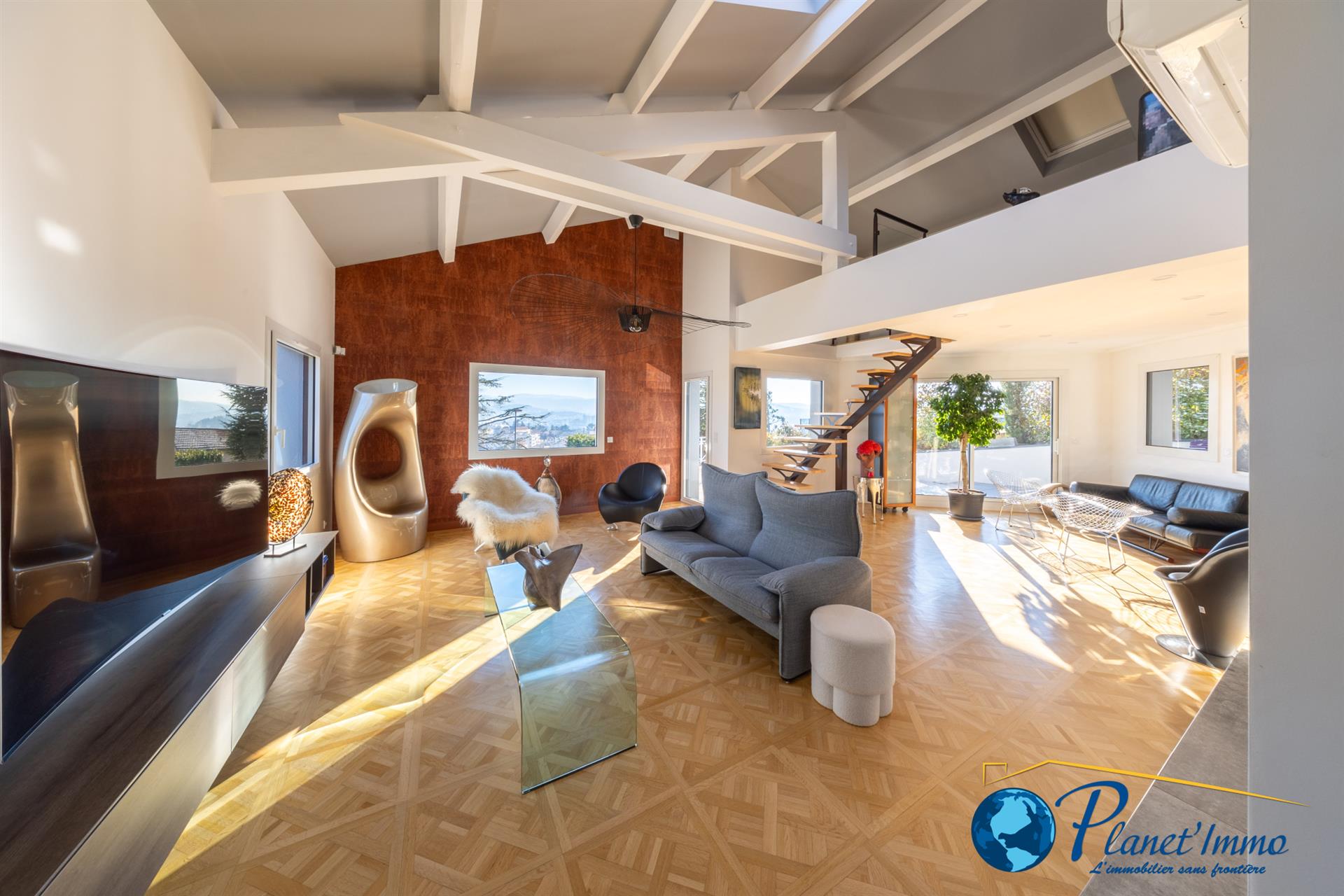 Saint-Priest-En-Jarez Maison individuelle de 171 m2 + annexes sur un beau terrain, bien aménagé de 6