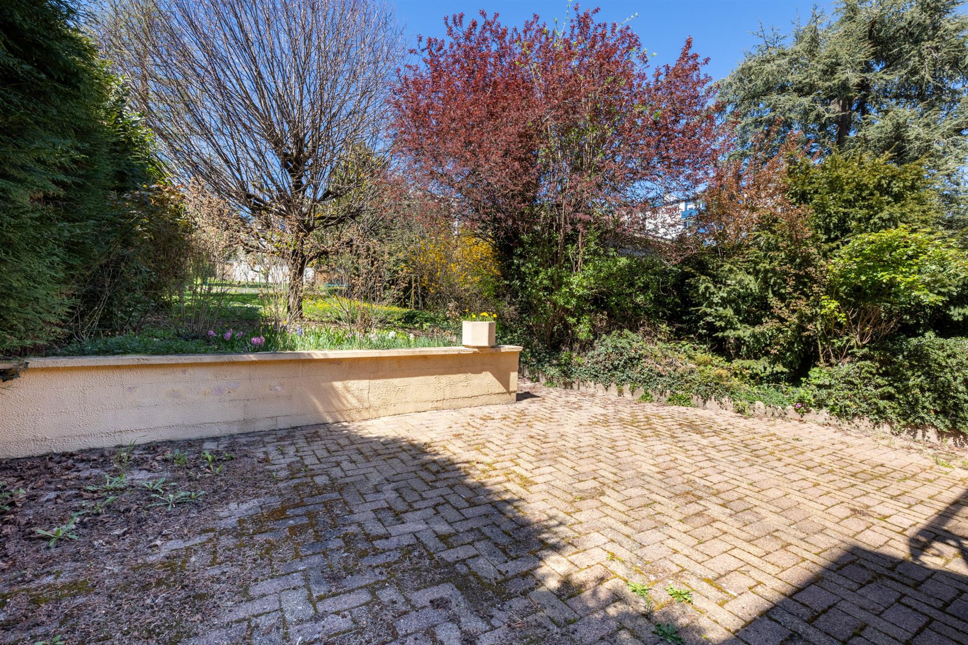 Saint-Priest-En-Jarez House of 114 m2 with land of 434 m2 with 3 garages.
