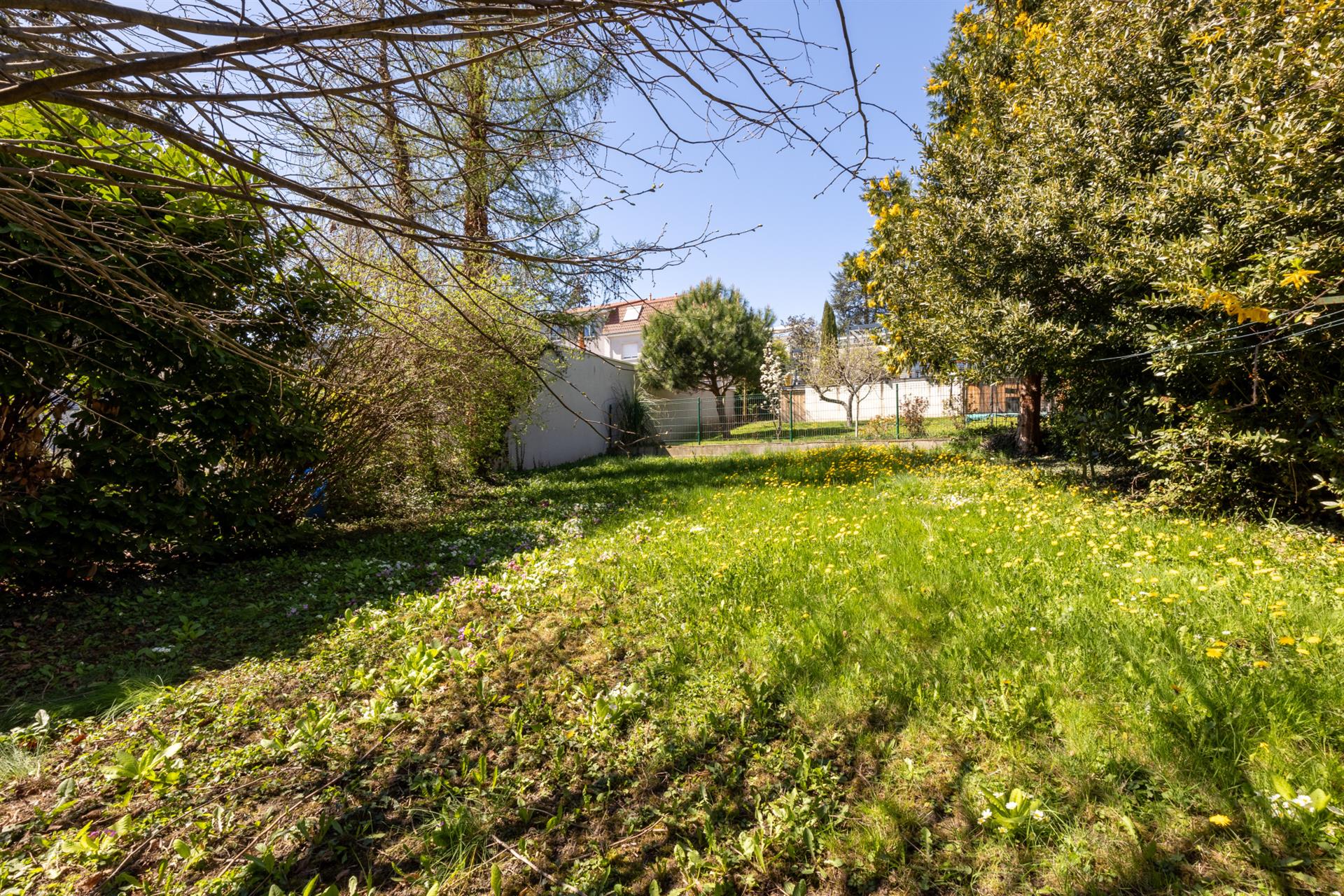 Saint-Priest-En-Jarez House of 114 m2 with land of 434 m2 with 3 garages.