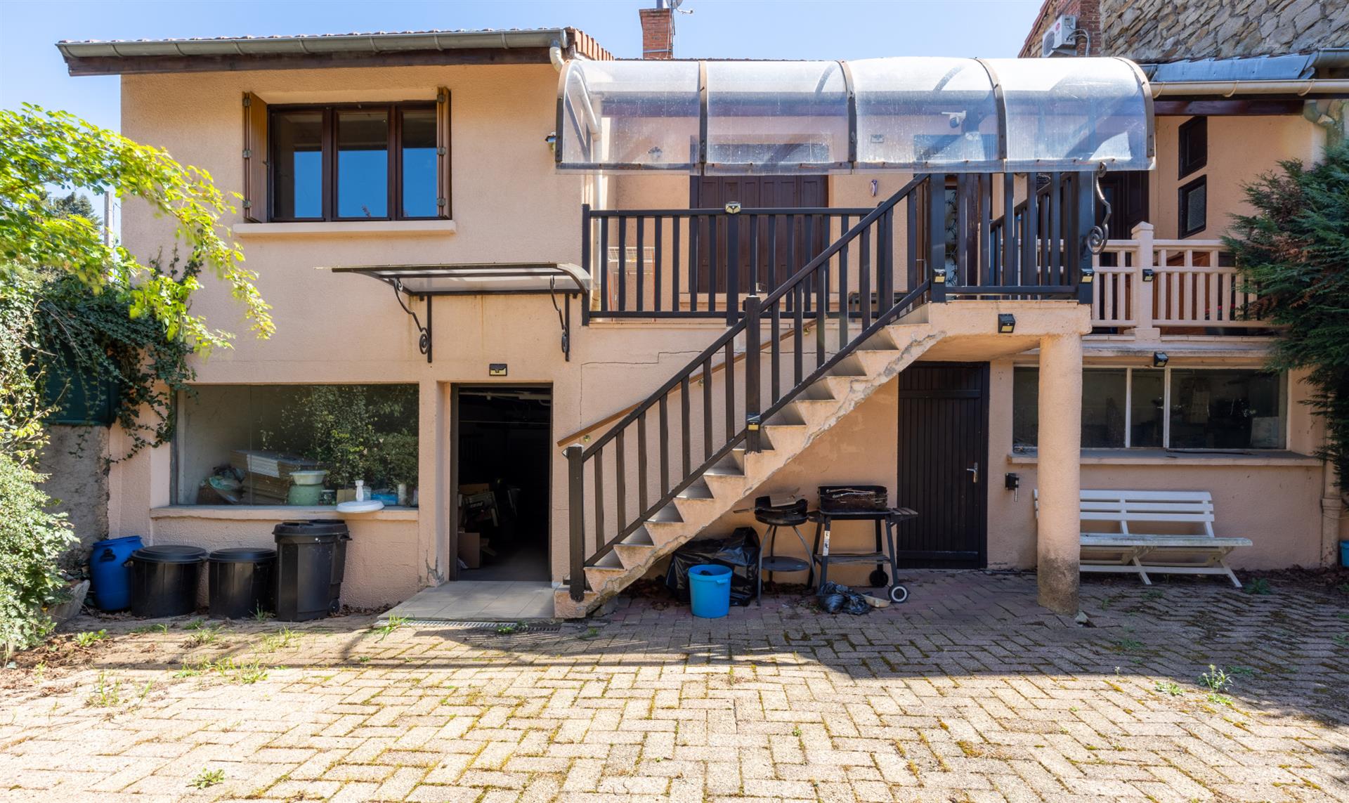 Saint-Priest-En-Jarez House of 114 m2 with land of 434 m2 with 3 garages.